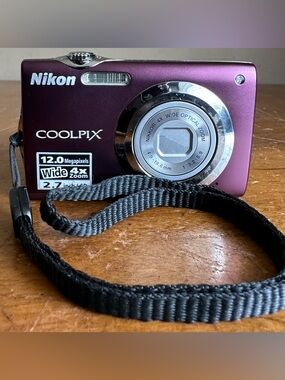 Nikon COOLPIX S3000 12.0MP 4x Wide Zoom 2.7" LCD Screen Compact Digital Camera